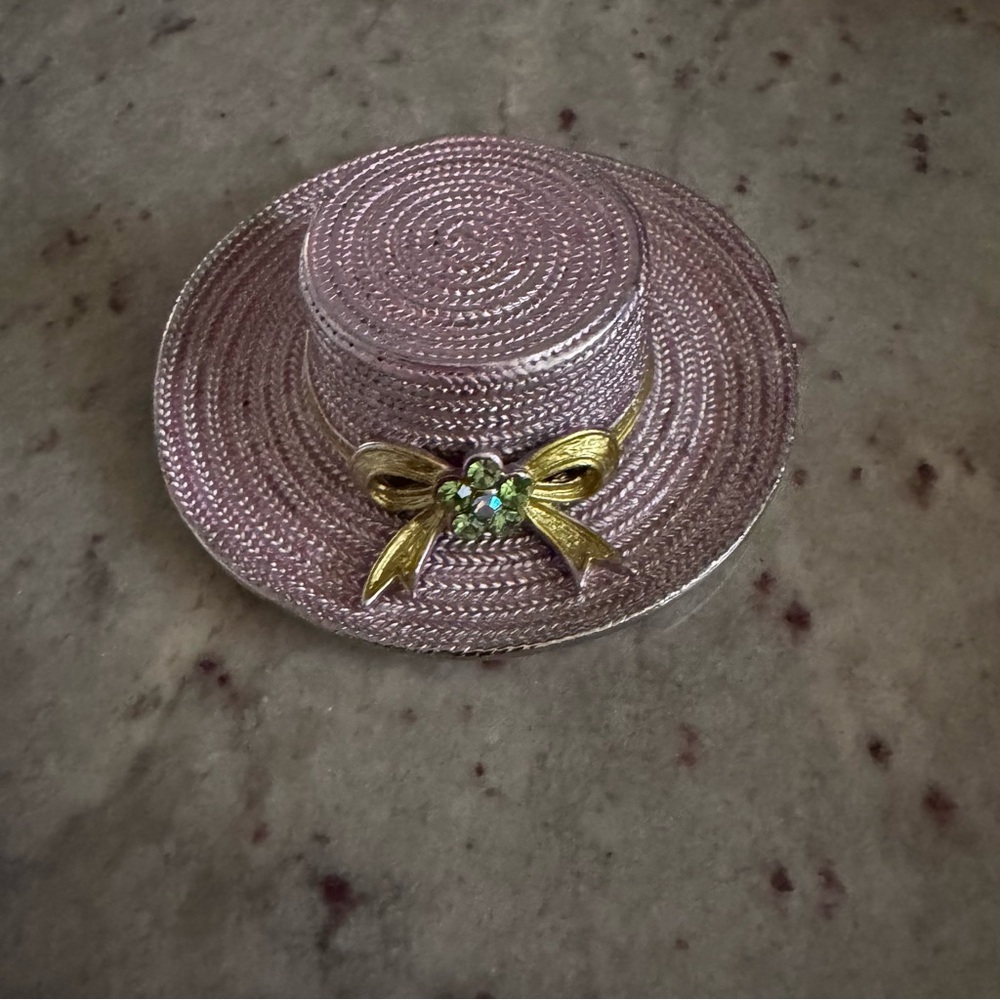 Single standing silver decorative hat trinket